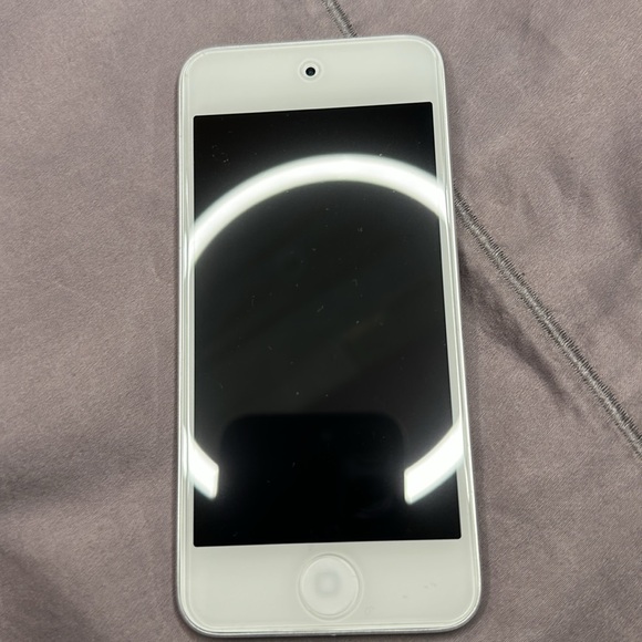 Apple iPod Touch 6th Generation - White - Picture 7 of 9